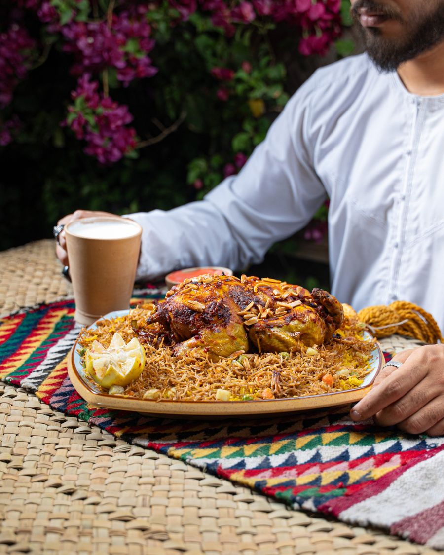 طبق دجاج من تصوير قمرة لمطعم يمان