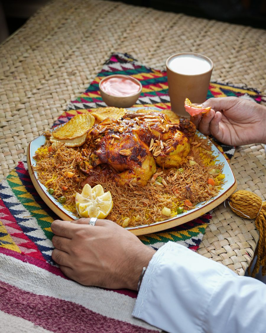 طبق دجاج من تصوير قمرة لمطعم يمان