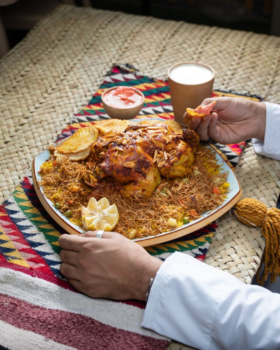 طبق دجاج من تصوير قمرة لمطعم يمان